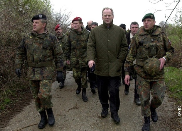 Рудолф Шарпинг у патроли са немачким војницима КФОР-а на Косову код села Навак 2002. године