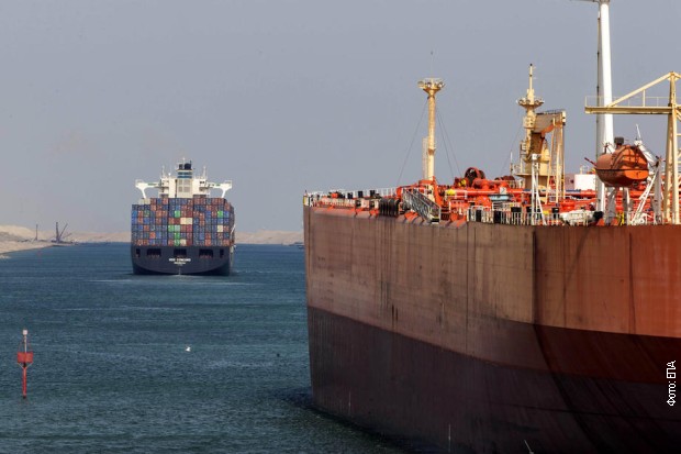 Oko 150 brodova čeka u redu na prolazak kroz Suecki kanal