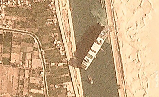 satelitski snimak zaglavljenog broda u Sueckom kanalu