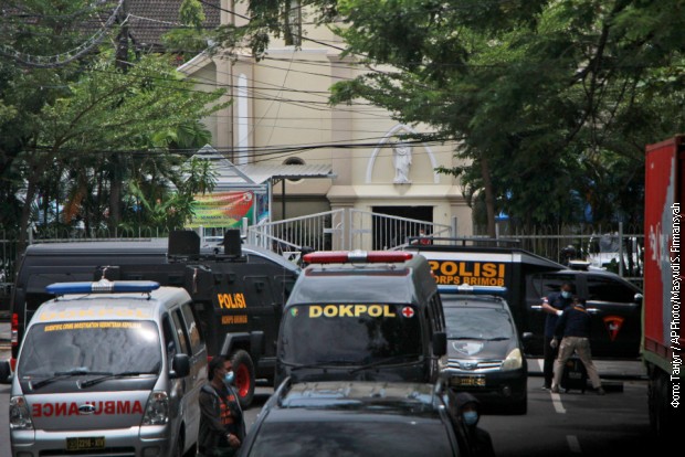 Bombaški napad ispred crkve u Indoneziji, povređeno devet osoba Bombaški napad ispred crkve u Indoneziji, povređeno devet osoba