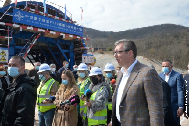 Vučić obilazi radove na auto-putu E-763 Vučić obilazi radove na auto-putu E-763