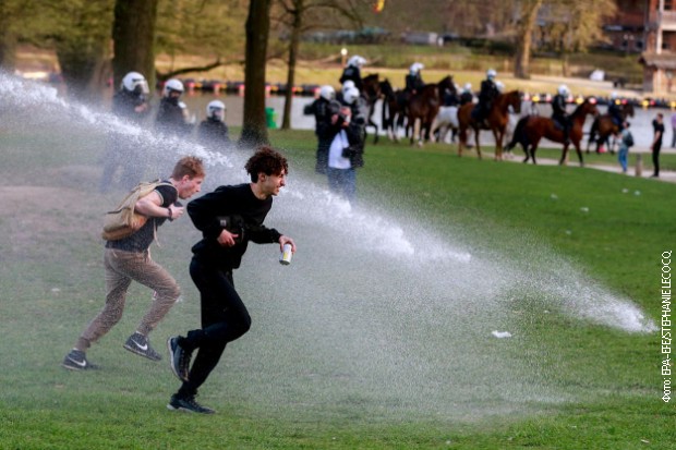 Belgijska policija vodenim topovima i suzavcem rasturila zabavu u parku