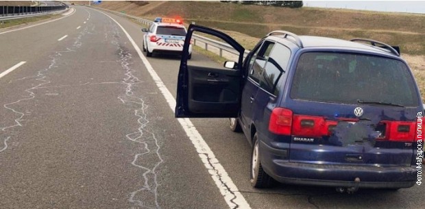 Mađarska policija zaustavila vozilo austrijskih registarskih oznaka Mađarska policija zaustavila vozilo austrijskih registarskih oznaka