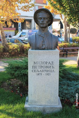 Споменик у Младеновцу, рад Зорана Кузмановића