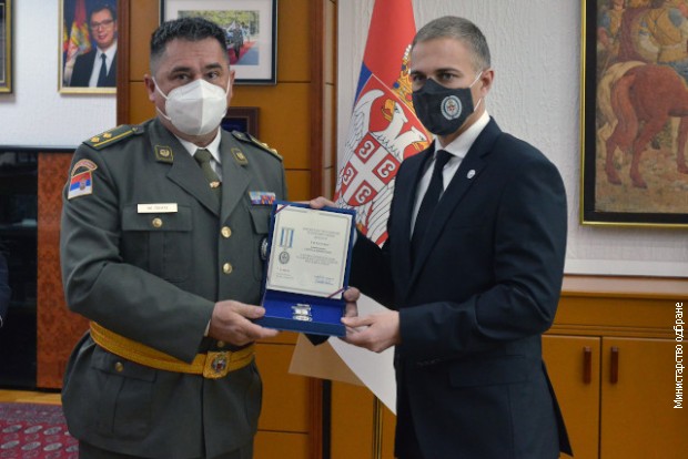 Stefanović uručio priznanja za doprinos u borbi protiv kovida Stefanović uručio priznanja za doprinos u borbi protiv kovida