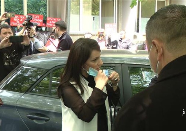 Marinika Tepić stigla u Policijsku upravu Jagodina Marinika Tepić stigla u Policijsku upravu Jagodina