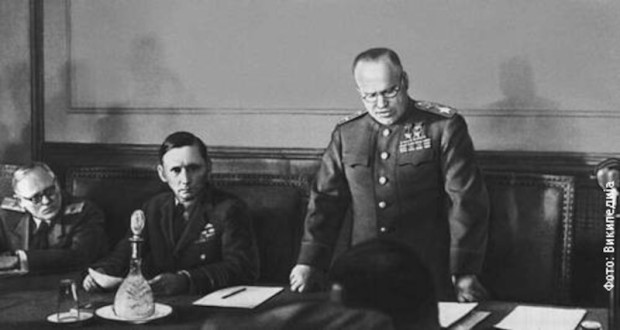 Маршал Жуков чита текст Акта о капитулацији Немачке