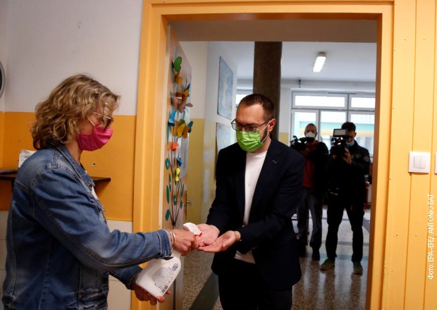 Tomislav Tomašević na biračkom mestu u Zagrebu Tomislav Tomašević na biračkom mestu u Zagrebu