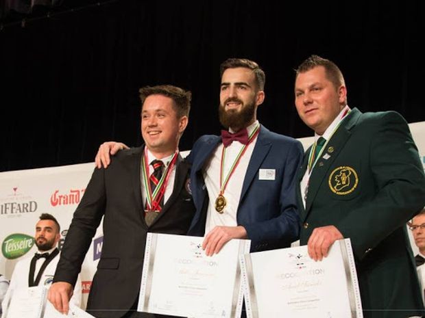 Милош Јаношевић (у средини) бармен, првак света