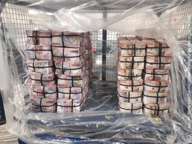 Policija u Londonu zaplenila više od pet miliona funti skrivenih u stanu Policija u Londonu zaplenila više od pet miliona funti skrivenih u stanu