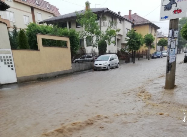 Jaka kiša u Vranju, voda na pojedinim ulicama Jaka kiša u Vranju, voda na pojedinim ulicama