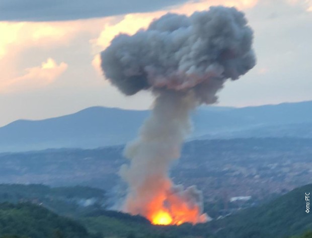 Iznad kruga fabrike formirao se oblak dima u obliku pečurke Iznad kruga fabrike formirao se oblak dima u obliku pečurke