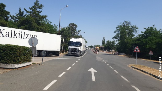 Kolona kamiona na granici sa Rumunijom, čeka se više od deset sati Kolona kamiona na granici sa Rumunijom, čeka se više od deset sati