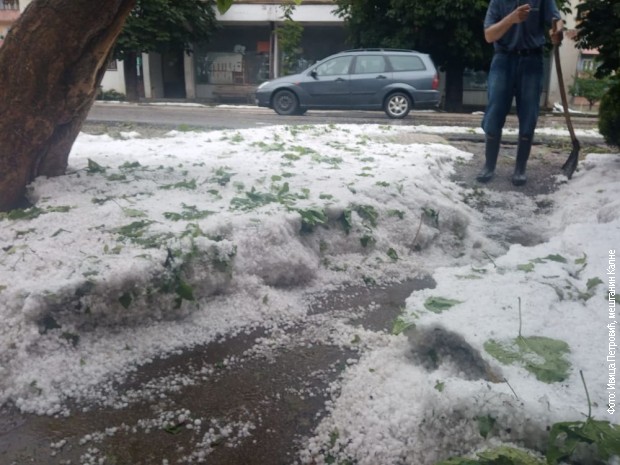 Nevreme pogodilo okolinu Knjaževca, padao grad veličine lešnika Nevreme pogodilo okolinu Knjaževca, padao grad veličine lešnika