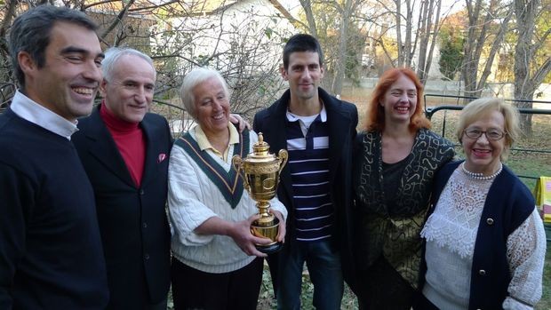 Јелена Генчић са породицом и Новаком Ђоковићем и његовим златним Вимблдонским пехаром