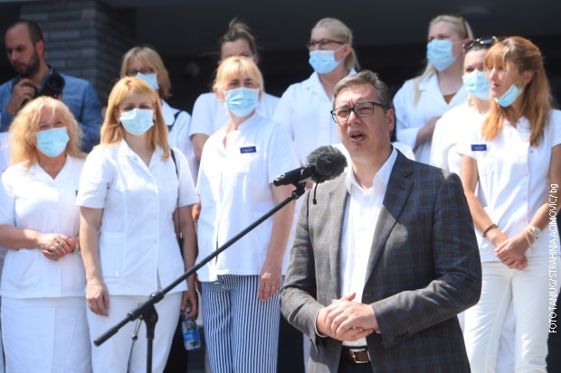Vučić: Molim lekare da donesu odluku o trećoj dozi vakcini