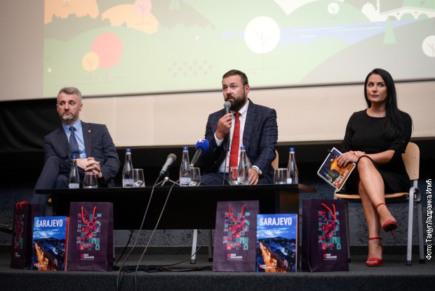 Kanton Sarajevo lekare u Srbiji časti odmorom u tom gradu kao zahvalnost za vakcine (sa današnje konferencije) Kanton Sarajevo lekare u Srbiji časti odmorom u tom gradu kao zahvalnost za vakcine (sa današnje konferencije)