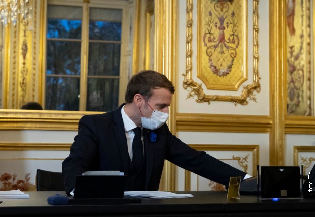 Francuski predsednik Emanuel Makron u kabinetu Francuski predsednik Emanuel Makron u kabinetu