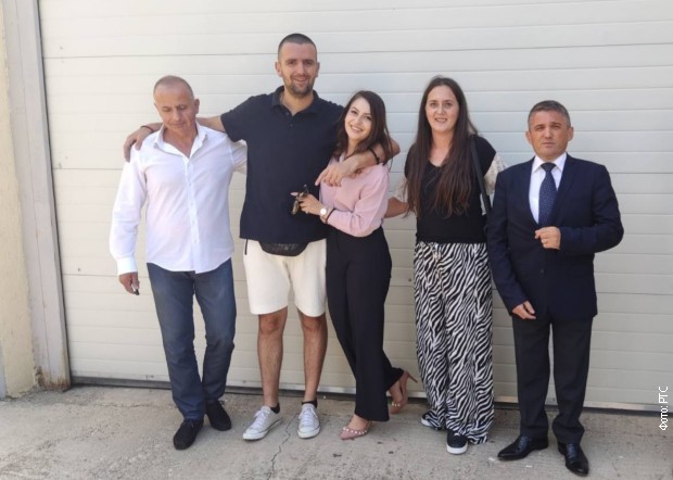 Risto Jovanović sa članovima porodice, advokaticom i predstavnicima ambasade Crne Gore nakon izlaska iz pritvora Risto Jovanović sa članovima porodice, advokaticom i predstavnicima ambasade Crne Gore nakon izlaska iz pritvora