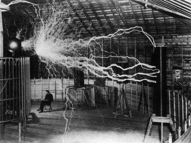 Nikola Tesla u laboratoriji u Kolorado Springsu