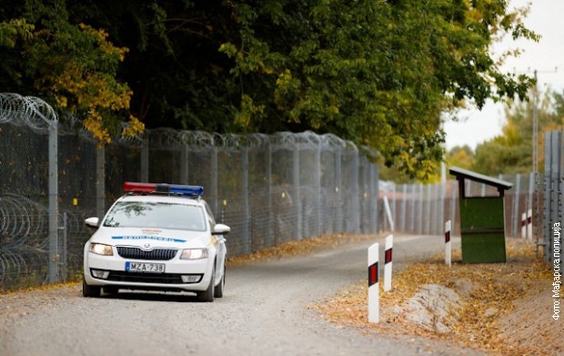 Mađarska policija zaustavila minibus sa migrantima, uhapšeni državljani Srbije i Austrije Mađarska policija zaustavila minibus sa migrantima, uhapšeni državljani Srbije i Austrije