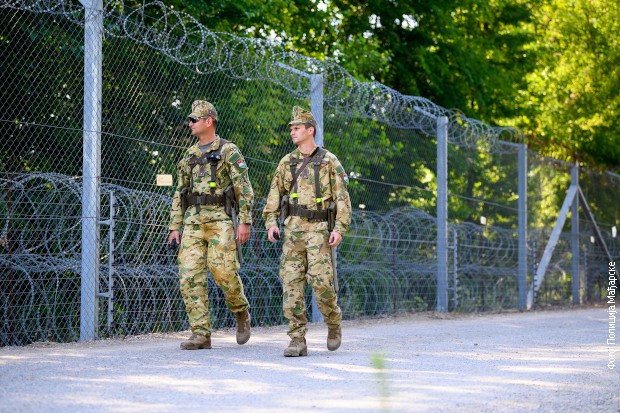 Migranti pokušali da nasilno pređu srpsko-mađarsku granicu, koristili gasni sprej Migranti pokušali da nasilno pređu srpsko-mađarsku granicu, koristili gasni sprej