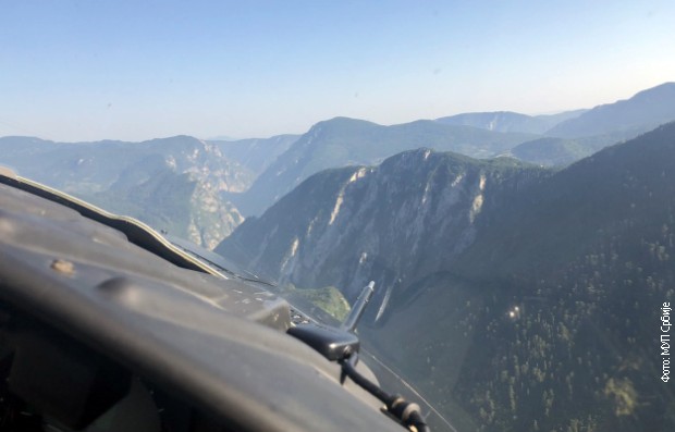 Helikopteri u akciji gašenja požara, pogled iz kabine