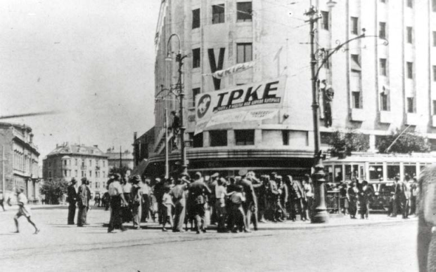 Обешени на Теразијама: Лево Ратко Јевић, десно Милорад Покрајац (фотографије: Архив Југославије, Историјски архив Београда, Службени гласник)