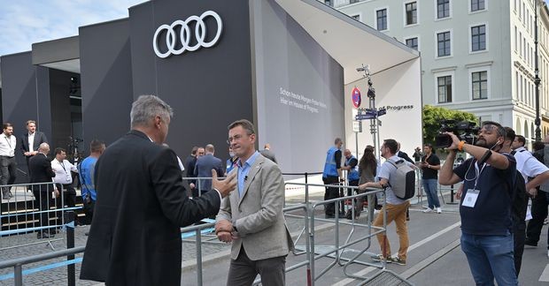 Екипа САТ-а на салону