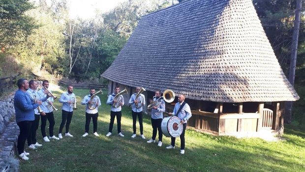 Orkestar Marka Milojkovića kraj crkve brvnare u Dubu Orkestar Marka Milojkovića kraj crkve brvnare u Dubu