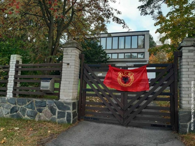 Na zgradi Ambasade Srbije u Helsinkiju osvanula zastava OVK-a