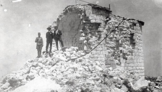 Његошева црква на Ловћену коју је срушила аустроугарска војска 1916. Његошева црква на Ловћену коју је срушила аустроугарска војска 1916.