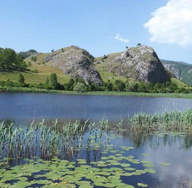 Jedno od dva jezera u Pošćenju Jedno od dva jezera u Pošćenju