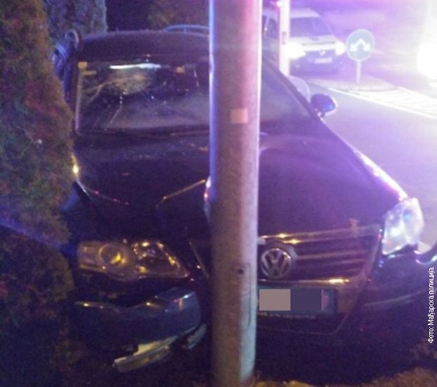 Vozač pokušao da pobegne policiji i zabio se u banderu Vozač pokušao da pobegne policiji i zabio se u banderu