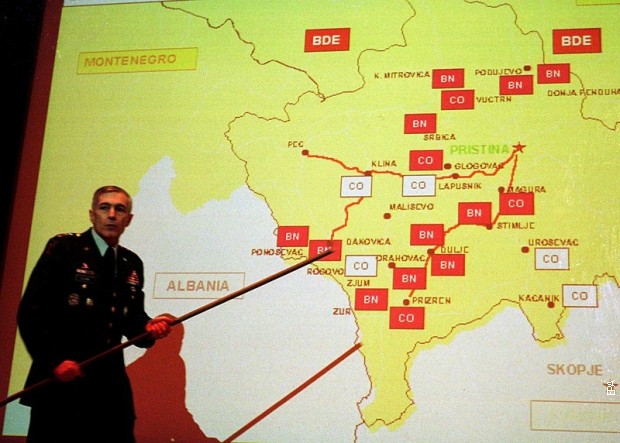 Весли Кларк у седишту НАТО у Бриселу 1999. Весли Кларк у седишту НАТО у Бриселу 1999.