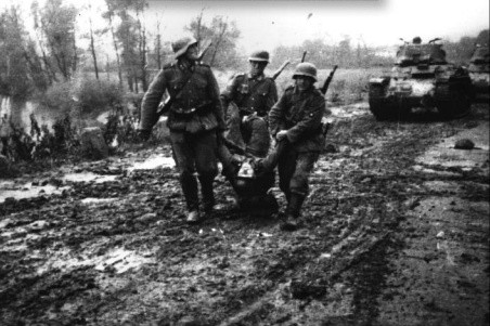 Nemački vojnici izvlače svog ranjenika, posle borbi u okolini Kraljeva, oktobra 1941.