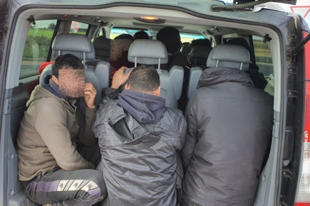 Mađarska policija privela tri državljana Srbije zbog krijumčarenja ilegalnih migranata Mađarska policija privela tri državljana Srbije zbog krijumčarenja ilegalnih migranata
