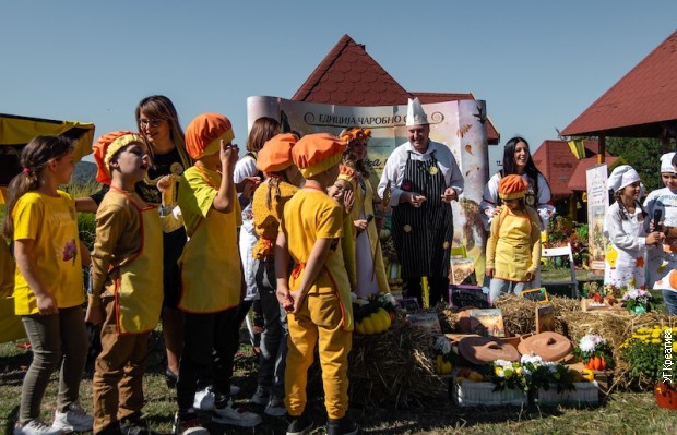 Program je utemeljen na igri i učenju putem sopstvenog iskustva, izvan učionice.