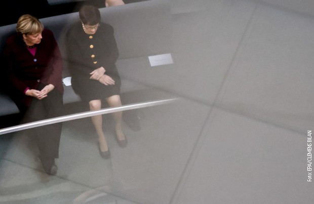 Angela Merkel sedela na tribini za goste Angela Merkel sedela na tribini za goste