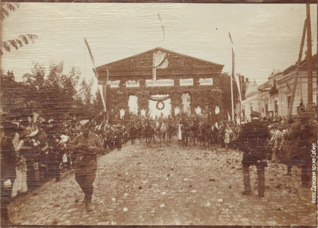 Престолонаследник Александра Карађорђевић на челу свог Генералштаба пролази кроз славолук 1913. године 