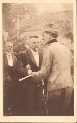 Председник Београдске општине предаје престолонаследнику Александру почасну сабљу 1913. године