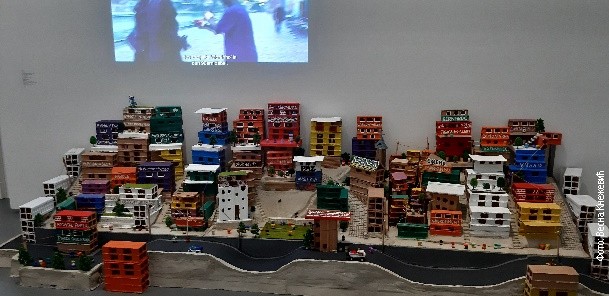 Пројекат Морињо, експонат с излозбе – сиротиња из бразилских фавела је од цигала правила своје „градове“.
