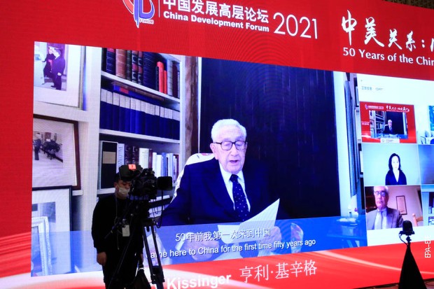 Хенри Кисинџер на Кинеском развојном форуму 2021. у Пекингу Хенри Кисинџер на Кинеском развојном форуму 2021. у Пекингу