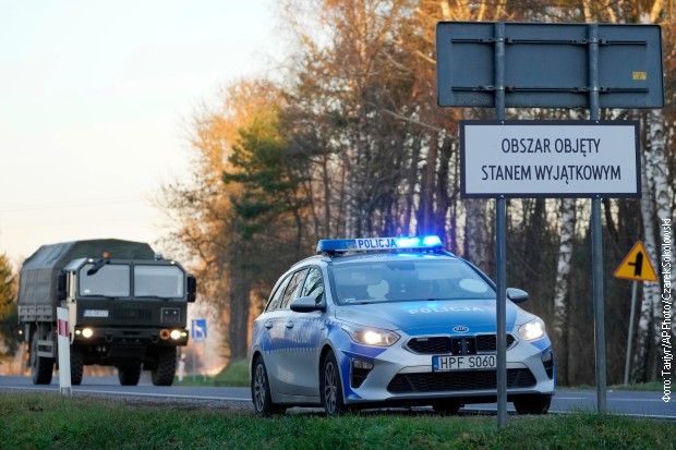 Poljski vojni kamion i policija u blizini granice Poljski vojni kamion i policija u blizini granice