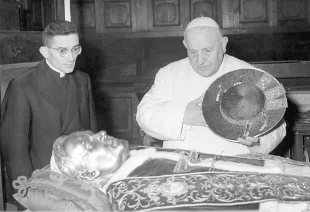 Папа Јован XXИИИ пред телом папе Пија X са сребрном маском у базилици Светог Петра 1959. године
