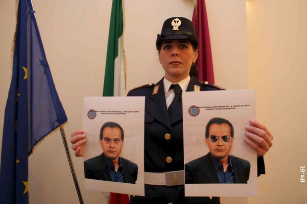 Италијанскa полицајка показује две слике шефа италијанске мафије Матеа Месине Денара током конференције за штампу италијанске полиције у Палерму, 6. априла 2007.