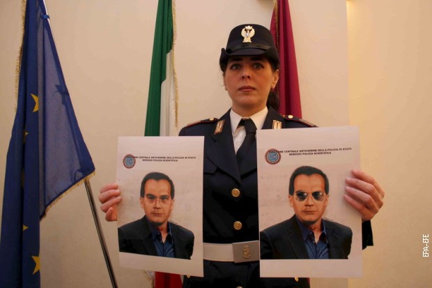 Italijanska policajka pokazuje dve slike šefa italijanske mafije Matea Mesine Denara tokom konferencije za štampu italijanske policije u Palermu, 6. aprila 2007.