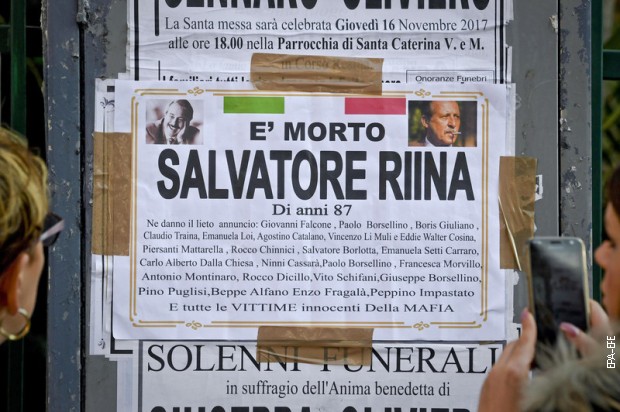 Лажна умрлица Тота Рине са списком имена жртава мафије, укључујући убијене судије Ђованија Фалконеа и Паола Борселина