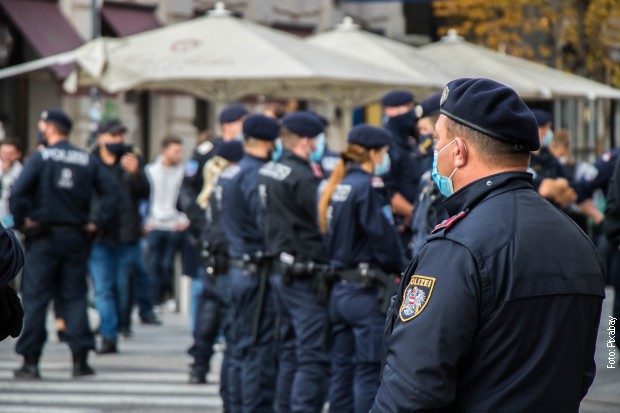 Nezadovoljni kupac jurio državljanina Srbije bejzbol palicom zbog lažnih kovid pasoša Nezadovoljni kupac jurio državljanina Srbije bejzbol palicom zbog lažnih kovid pasoša