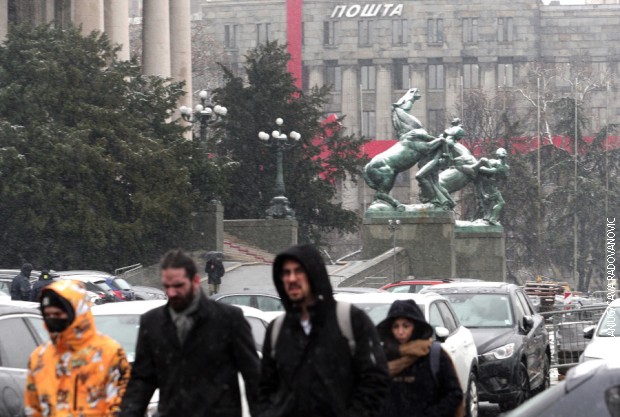 Deo Srbije pod snegom, veje i u Beogradu - vozači i pešaci oprezno